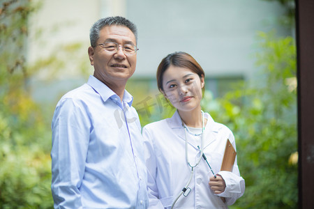 重阳节老人摄影照片_老年生活白天老人和女医生户外交流摄影图配图