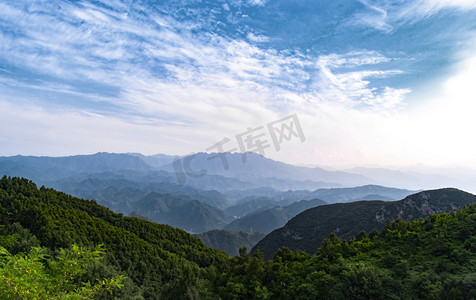 山川俯瞰摄影照片_山顶下午风景山体静态摄影图配图