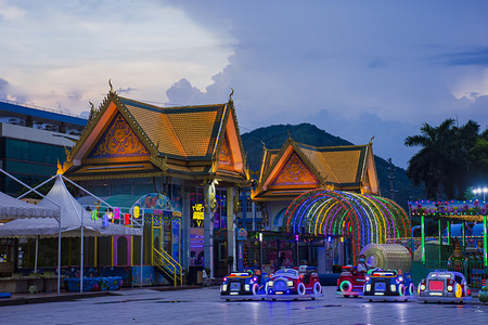 广州市花都曼古园游乐场珠宝小镇夜景摄影图配图