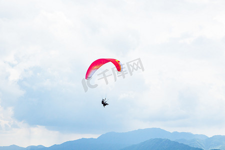 无风摄影照片_夏天高空运动滑翔伞下午两个人户外滑翔伞运动摄影图配图