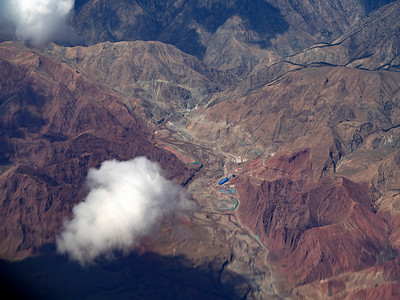 航拍美景白天白云山峰飞机上俯瞰山峦摄影图配图