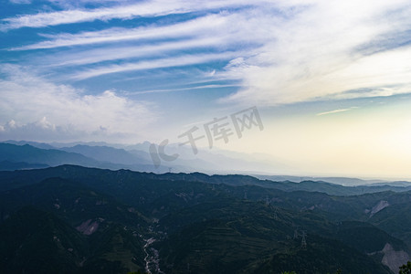 俯瞰山川摄影照片_风景下午蓝天白云山静态摄影图配图