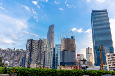 城市夕阳高楼大厦建筑蓝天白云摄影图配图