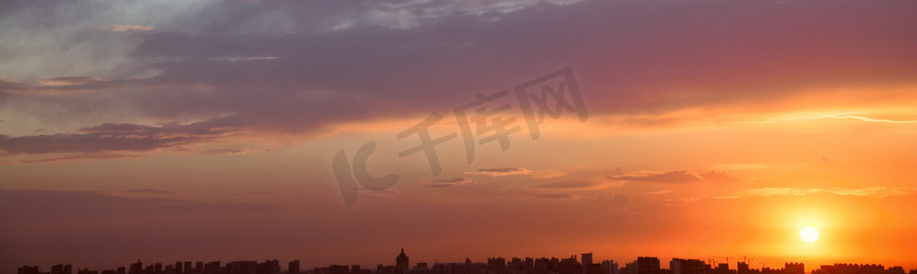 傍晚的天空摄影照片_城市中傍晚的夕阳西下唯美摄影配图摄影图配图