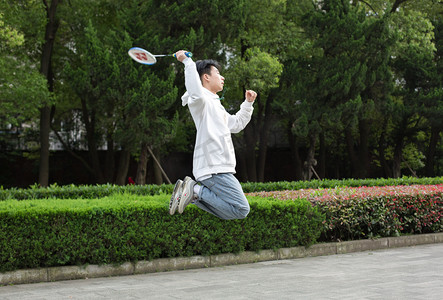 运动羽毛球拍球青春活力跳起摄影图配图