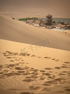 走进敦煌摄影照片_敦煌风光白天沙漠鸣沙山月牙泉足迹美景摄影图配图