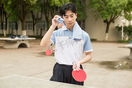 帅哥学校乒乓球运动锻炼摄影图配图