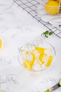 柠檬水素材摄影照片_柠檬冰块夏日冷饮背景素材摄影图配图
