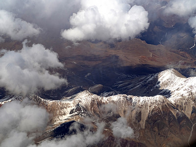 航拍山峰美景白天白云山峦飞机上俯瞰雪山摄影图配图