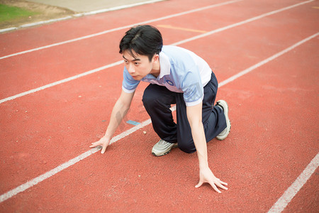 开学季摄影照片_田径场跑步跑道学生青春摄影图配图