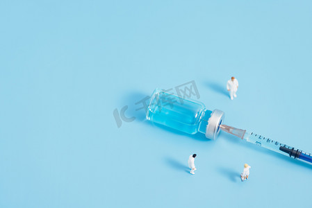 蓝色疫苗摄影照片_医疗疫苗创意微缩蓝色摄影图配图