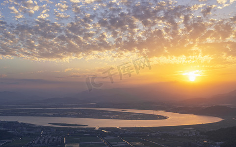 平静的江水摄影照片_夕阳下的河流日落河流山上无摄影图配图