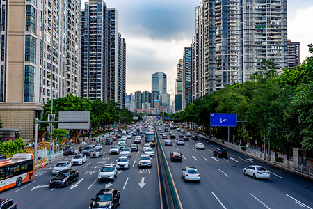 道路救援车汽车摄影照片_城市高楼道路公交公路出行摄影图配图