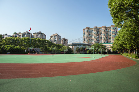 下课后的操场摄影照片_学校的操场下午操场学校无摄影图配图