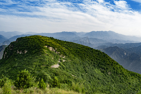 山川俯瞰摄影照片_山顶下午山顶风光静态摄影图配图