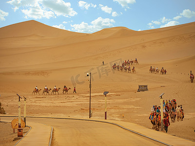 旅游敦煌摄影照片_敦煌风光白天沙漠鸣沙山成群骆驼摄影图配图
