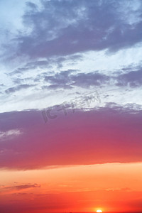 云中的摄影照片_天空中傍晚的夕阳西下文艺摄影图摄影图配图
