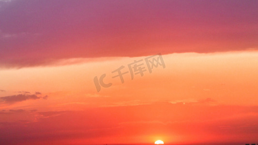 太阳云层摄影照片_唯美的傍晚夕阳西下摄影配图摄影图配图