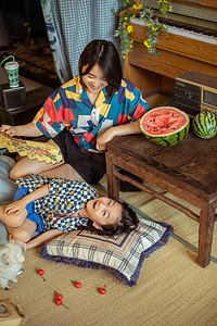 可爱聊天摄影照片_夏日亲子人像白天母子两人室内开心聊天摄影图配图