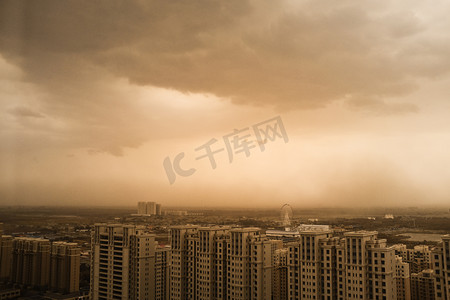 红色散射性光影图案摄影照片_城市上空沙尘暴摄影配图摄影图配图