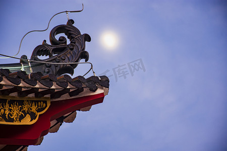 迎中秋庆国庆摄影照片_城市古建筑龙椽月亮夜景摄影图配图