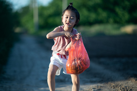 夏日儿童人像白天小男生林间小路努力提西瓜摄影图配图