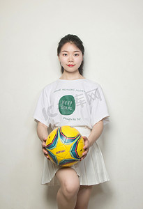 美女运动员足球打球竞技漂亮摄影图配图