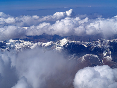 飞机航拍美景白天白云雪山飞机上俯瞰山峦摄影图配图