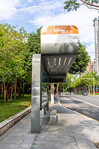 科技高楼大厦摄影照片_城市白天智慧公交车站户外摄影图配图