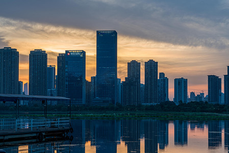 居民摄影照片_武汉城市建筑群日落建筑群沙湖剪影摄影图配图