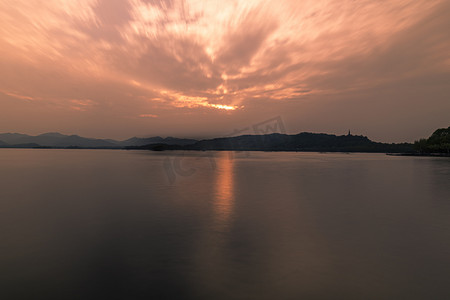 日落傍晚日落西湖边日落摄影图配图