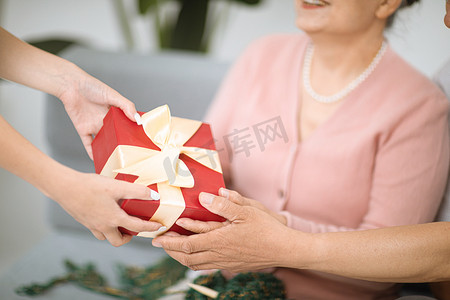 老年人摄影照片_家庭和谐母亲节礼物家里收礼物摄影图配图