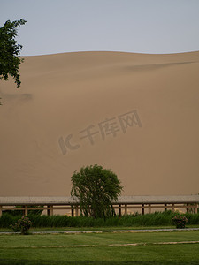 敦煌风光白天沙漠鸣沙山干净的美景摄影图配图