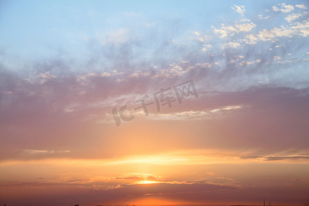 云层太阳摄影照片_唯美的夕阳落日晚霞摄影配图摄影图配图
