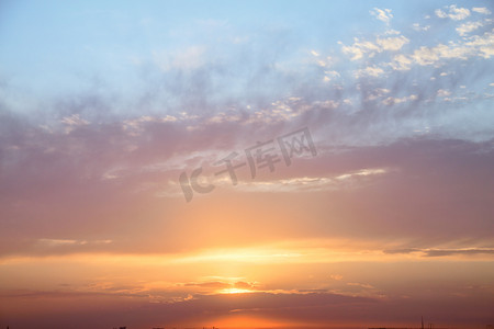 夕阳的天空摄影照片_唯美的夕阳落日晚霞摄影配图摄影图配图