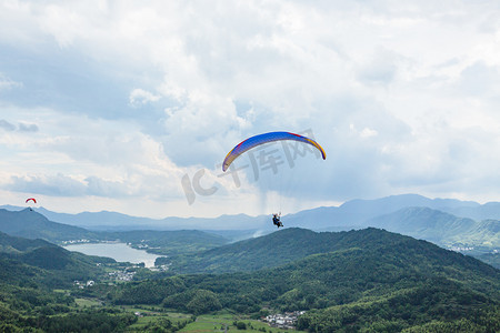 供电高空作业摄影照片_夏天高空滑翔伞运动摄影图下午四个人户外滑翔伞运动摄影图配图