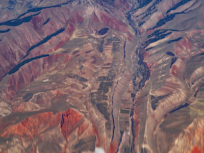 航拍风光白天树林山峦飞机上俯瞰大地摄影图配图