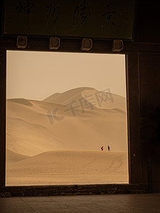 敦煌风光白天沙漠鸣沙山沙漠沙丘摄影图配图