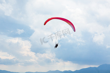 夏天高空滑翔伞运动下午两个人户外运动摄影图配图