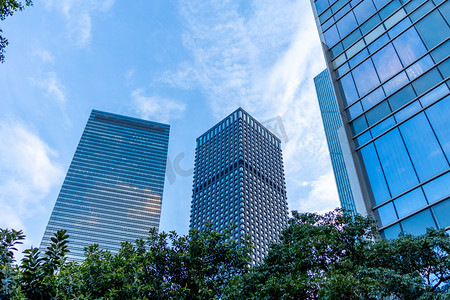 城市下午高楼大厦建筑蓝天摄影图配图