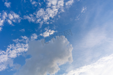 晴空白云蓝天晴天天空摄影图配图