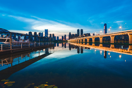 武汉城市建筑夜景建筑沙湖大桥俯拍摄影图配图