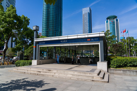 武汉城市建筑晴天建筑地铁口俯拍摄影图配图
