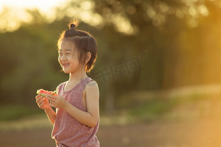 夏日儿童人像夕阳微笑摄影图配图