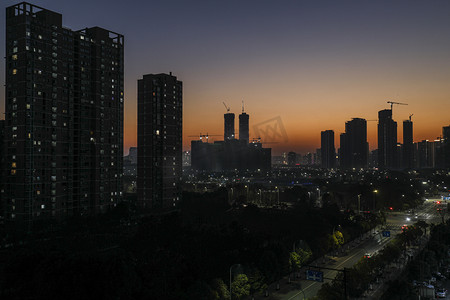 余辉傍晚建筑城市落日摄影图配图