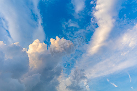 烈日摄影照片_天气下午蓝天白云天空摄影图配图