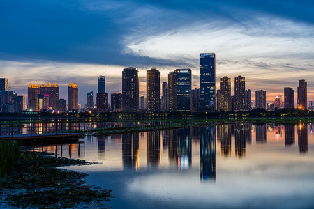 日落影摄影照片_武汉城市建筑夕阳建筑群沙湖公园俯拍摄影图配图