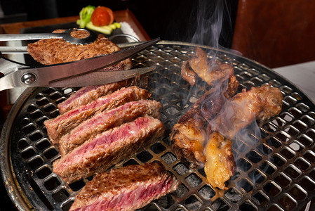 牛排烤肉摄影照片_牛排白天食物食物拍摄摄影图配图