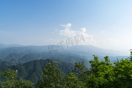大山蓝天摄影照片_山顶树叶下午山自然风景静态摄影图配图