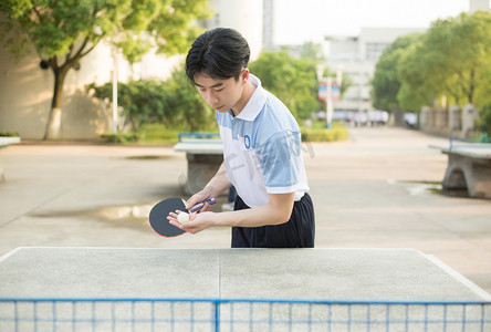 帅哥摄影照片_球拍运动帅哥男生学校摄影图配图